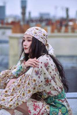 美女挑鞋子(杨紫关晓彤出席同场活动，穿同款长筒袜配高跟凉鞋，时尚又漂亮)