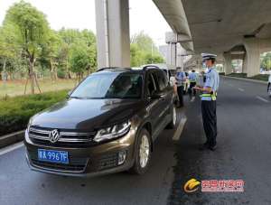 小汽车转向灯(拐弯掉头不打转向灯 1小时查处10起)