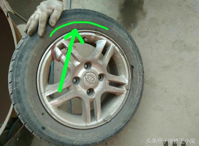 汽车轮胎上的小石子也不可被忽略，它差点让起亚的右后轮胎报废！