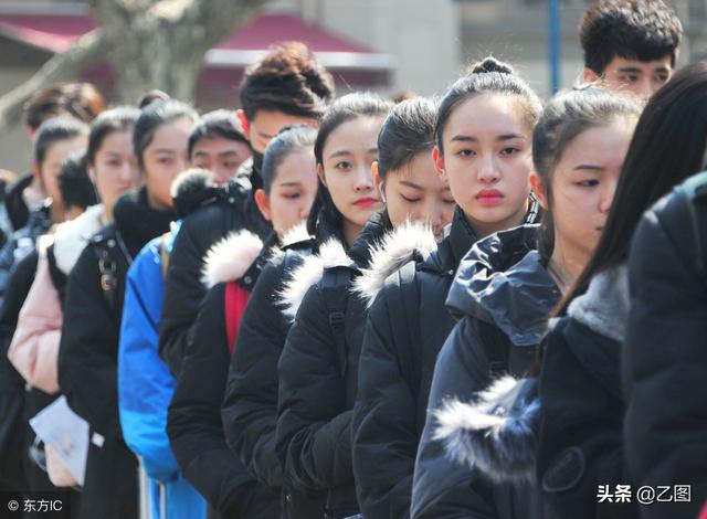 中戏艺考现场帅哥美女颜值爆表，艺考路上除了脸蛋和身材还有别的