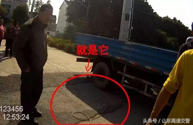 路上汽车突然腾空而起！监控拍下诡异车祸全过程