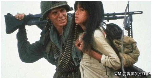 一名越南少女，她刚和一名美国大兵亲热完，趴在床上看着他