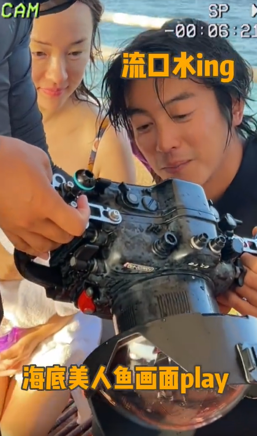 霍思燕穿泳装水下潜泳,身体柔软四肢纤细,姿势优美宛如美人鱼