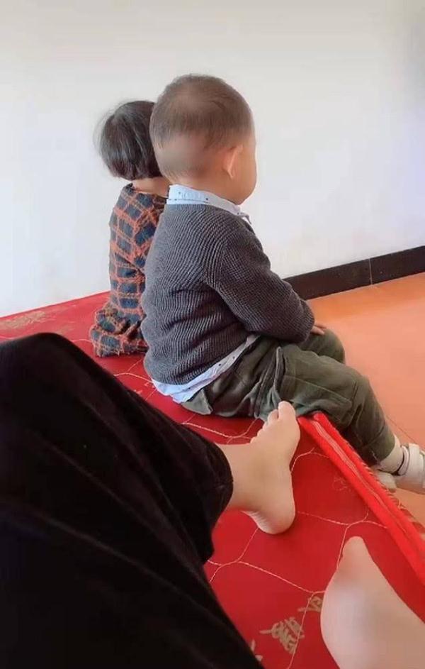 妈妈将脚丫伸向宝宝,宝宝暖心动作让妈妈泪目,网友:心被暖化了