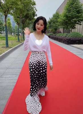 美女胸乳露(影后陶虹减肥成功后现身，v领露出排骨胸，走红毯还穿酒店拖鞋？)