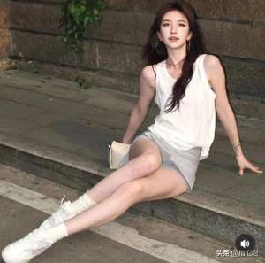 美腿混血美女(混血美女模特大长腿镜头都快装不下了)