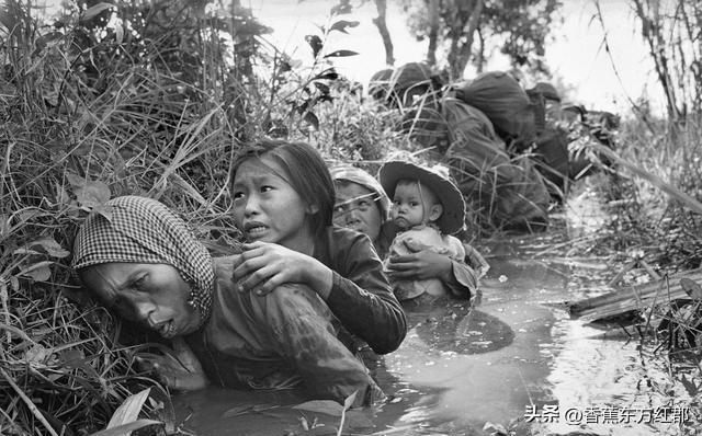 一名越南少女，她刚和一名美国大兵亲热完，趴在床上看着他