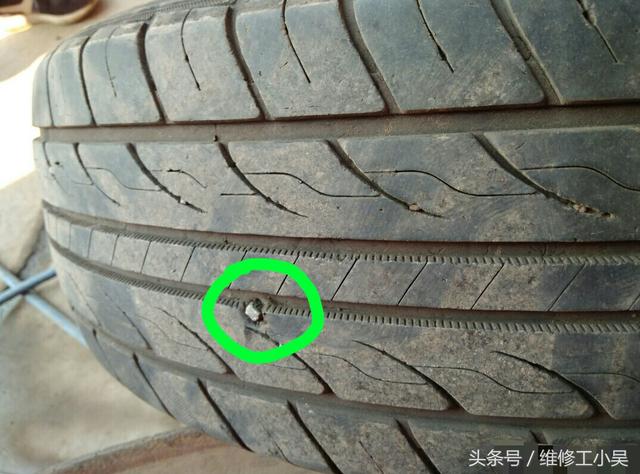 汽车轮胎上的小石子也不可被忽略，它差点让起亚的右后轮胎报废！