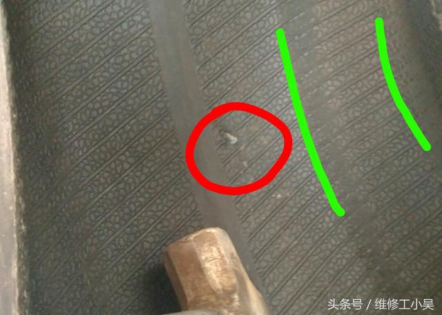 汽车轮胎上的小石子也不可被忽略，它差点让起亚的右后轮胎报废！