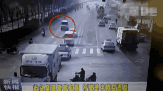 路上汽车突然腾空而起！监控拍下诡异车祸全过程