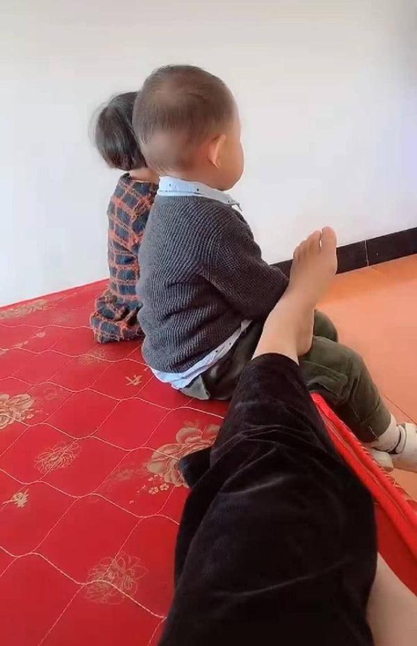 妈妈将脚丫伸向宝宝,宝宝暖心动作让妈妈泪目,网友:心被暖化了