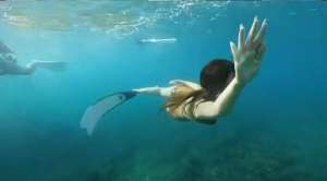 海滩美女游泳(霍思燕穿泳装水下潜泳，身体柔软四肢纤细，姿势优美宛如美人鱼)