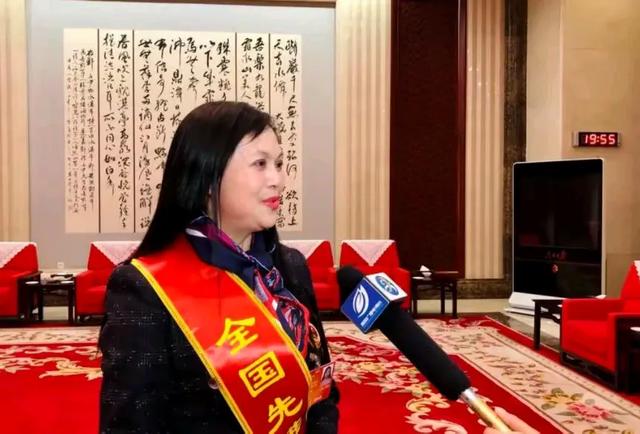 贵阳市实验小学美女校长钟海燕受贿949万出镜忏悔，长得风韵犹存
