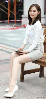 肉色丝袜高跟鞋美女(穿肉色丝袜的高跟鞋美女)
