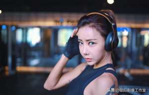 美女直播诱人(美女健身主播身材火辣，在直播间里不断秀下限，赤裸裸的暗示)