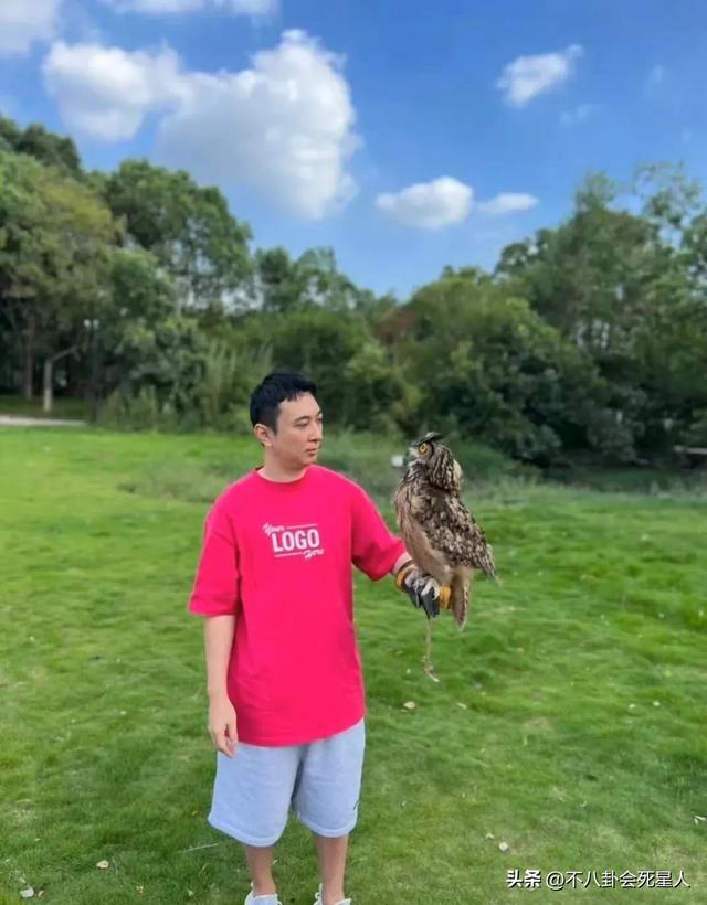 王思聪带4名美女逛动物园,听话为女友跪地拍照,慎婕要转正了?