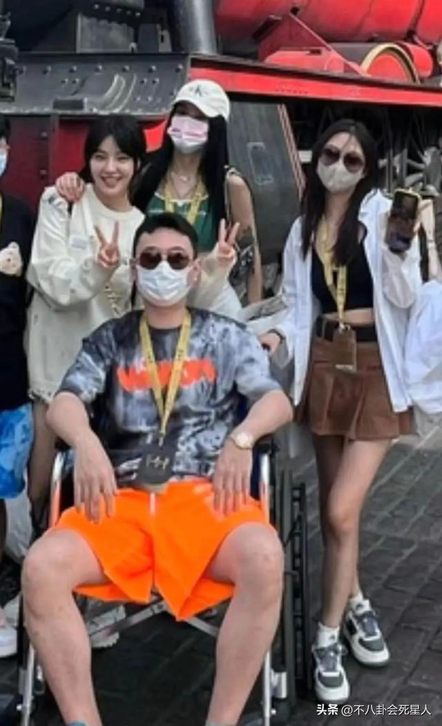 王思聪带4名美女逛动物园,听话为女友跪地拍照,慎婕要转正了?