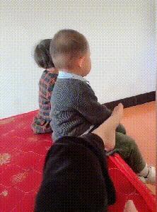 妈妈将脚丫伸向宝宝,宝宝暖心动作让妈妈泪目,网友:心被暖化了