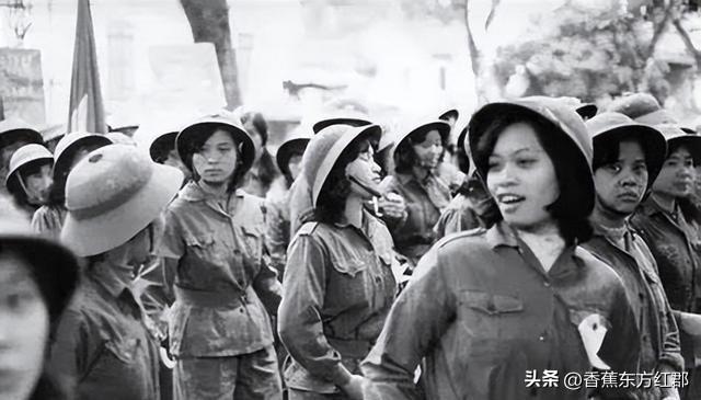 一名越南少女，她刚和一名美国大兵亲热完，趴在床上看着他