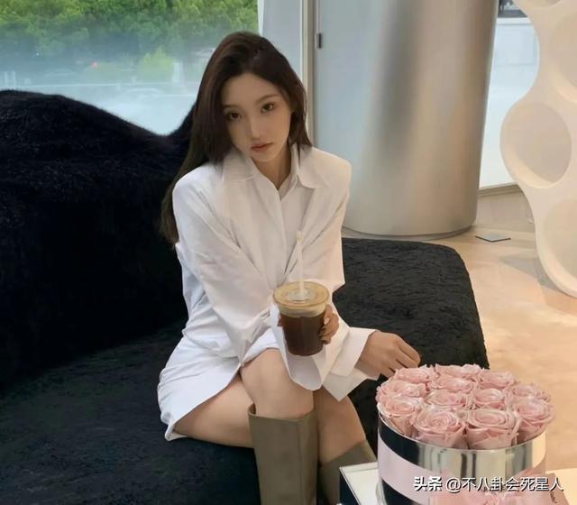 王思聪带4名美女逛动物园,听话为女友跪地拍照,慎婕要转正了?