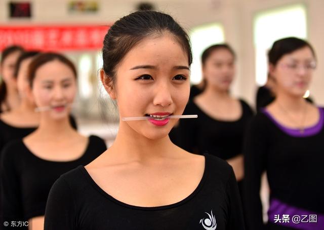 中戏艺考现场帅哥美女颜值爆表，艺考路上除了脸蛋和身材还有别的