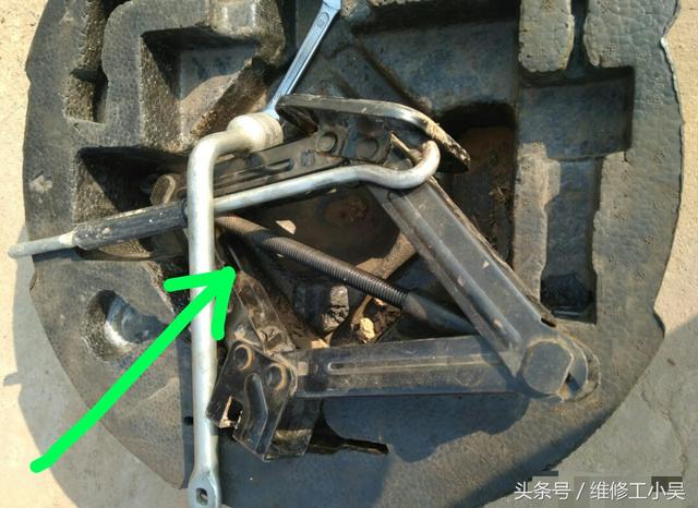 汽车轮胎上的小石子也不可被忽略，它差点让起亚的右后轮胎报废！