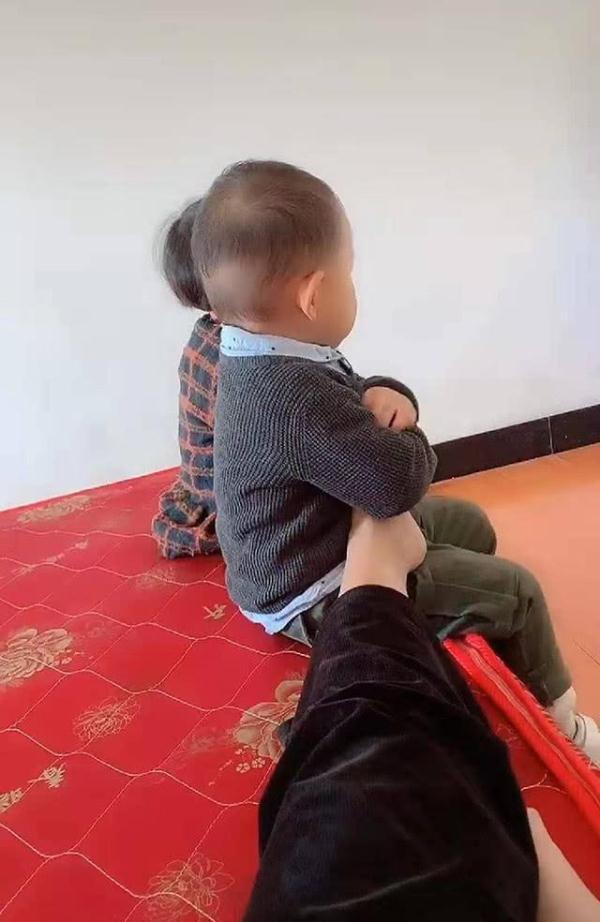妈妈将脚丫伸向宝宝,宝宝暖心动作让妈妈泪目,网友:心被暖化了