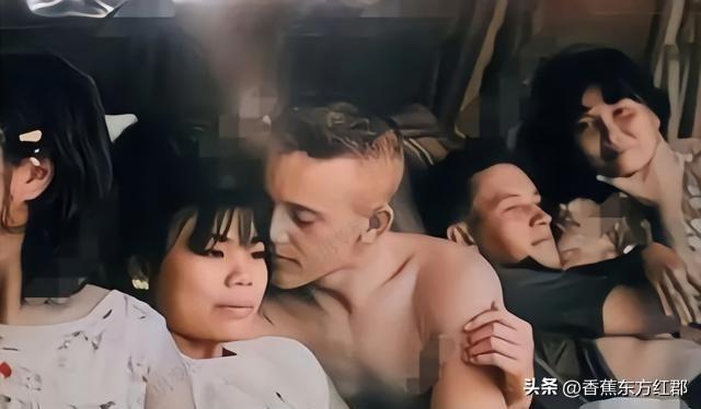 一名越南少女，她刚和一名美国大兵亲热完，趴在床上看着他