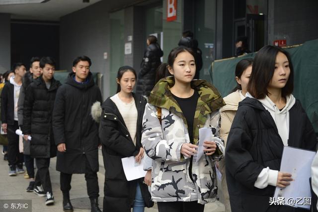中戏艺考现场帅哥美女颜值爆表，艺考路上除了脸蛋和身材还有别的