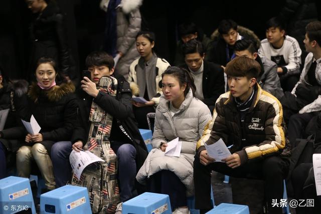 中戏艺考现场帅哥美女颜值爆表，艺考路上除了脸蛋和身材还有别的