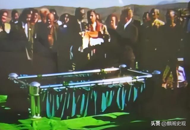 非洲女孩巴特曼因有巨臀,一生被赤身裸体展览,死后被做成标本
