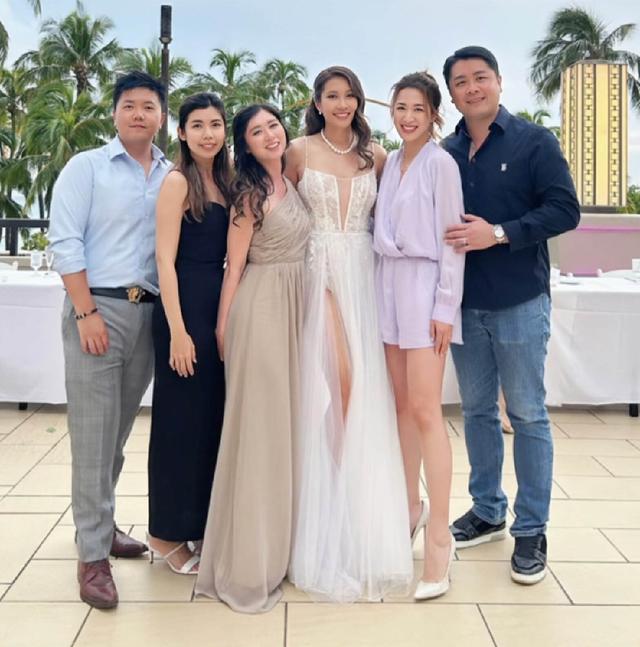 香港知名女星高调结婚,在海边办婚礼,穿吊带婚纱大秀丰满身材