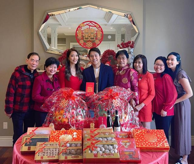 香港知名女星高调结婚,在海边办婚礼,穿吊带婚纱大秀丰满身材