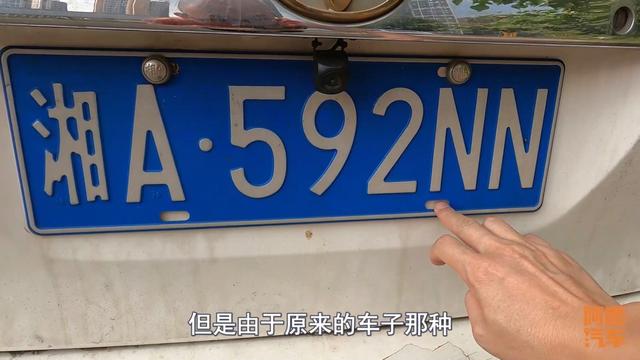 车牌有没有必要装牌照框?喵哥实车拧螺丝,装车牌演示给你看