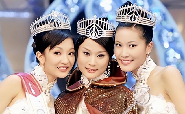 香港知名女星高调结婚,在海边办婚礼,穿吊带婚纱大秀丰满身材