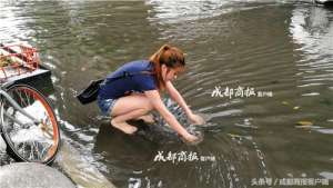 消理美女(成都美女光脚清理下水道垃圾 网友赞她“比彩虹还耀眼”)