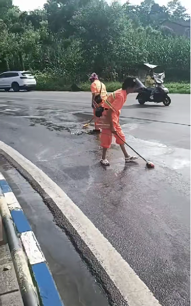 洒水车街头洒油?虚惊一场,故障漏油致多人骑车摔倒