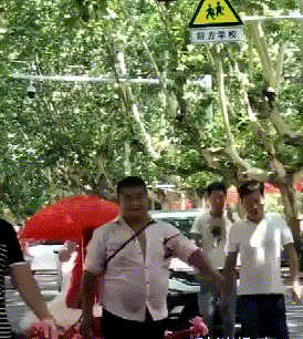 周冬雨脱了!上半身全裸“手也不遮”,破尺度大片引热议