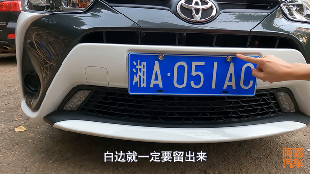 车牌有没有必要装牌照框?喵哥实车拧螺丝,装车牌演示给你看