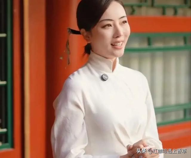 真带劲!离开央视的主持人李思思,丰满了,变成胸大腰细的美娇娘