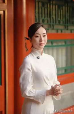 大胸美女(中国(真带劲离开央视的主持人李思思，丰满了，变成胸大腰细的美娇娘)