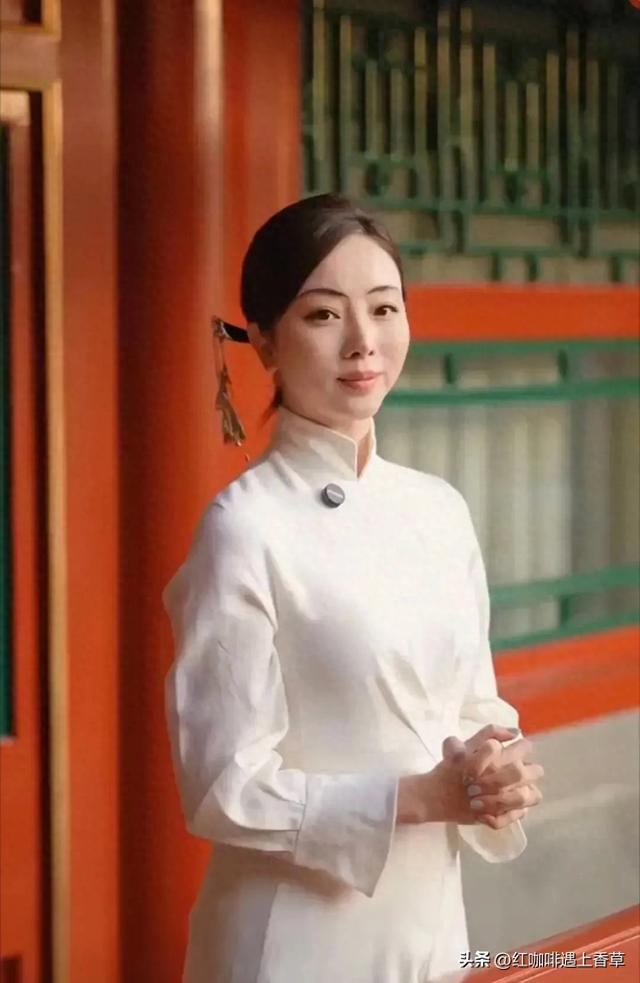 真带劲!离开央视的主持人李思思,丰满了,变成胸大腰细的美娇娘