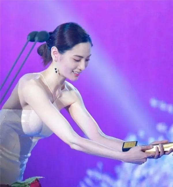 连续蝉联三届“世界第一美女”的人,有多美?她的颜值该有多高?