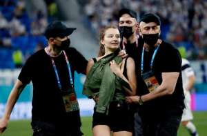 绅士美女图片(欧洲杯一天两人冲场紧身衣长腿美女抢镜，被擒获后得到绅士对待)