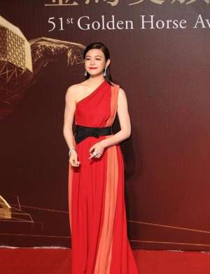 美女胯骨疼(陈妍希胯太宽了，用腰带勒出细腰却被胯部抢镜，露出双腿更尴尬)