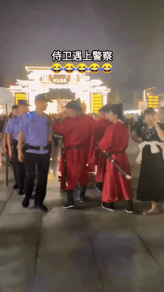 周冬雨脱了!上半身全裸“手也不遮”,破尺度大片引热议