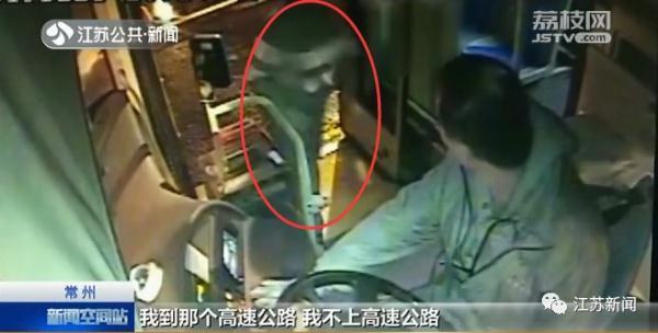10岁女孩雨夜猛敲车门,哭求公交司机当她爸爸!后来的事很意外……