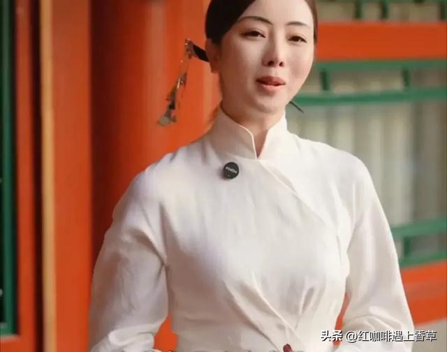 真带劲!离开央视的主持人李思思,丰满了,变成胸大腰细的美娇娘