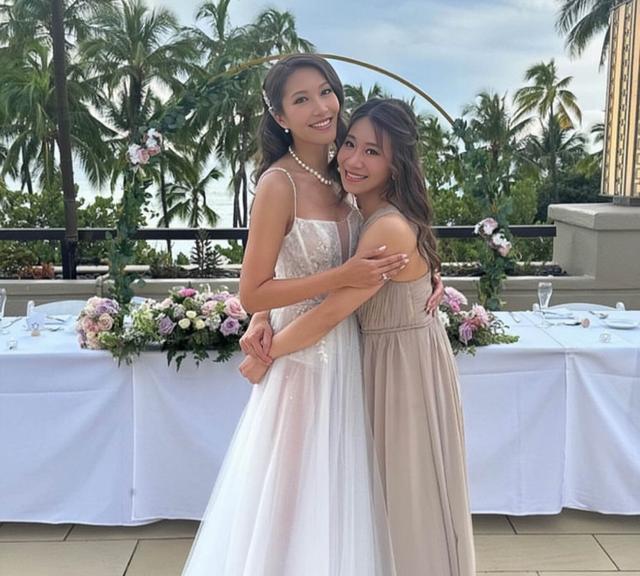 香港知名女星高调结婚,在海边办婚礼,穿吊带婚纱大秀丰满身材