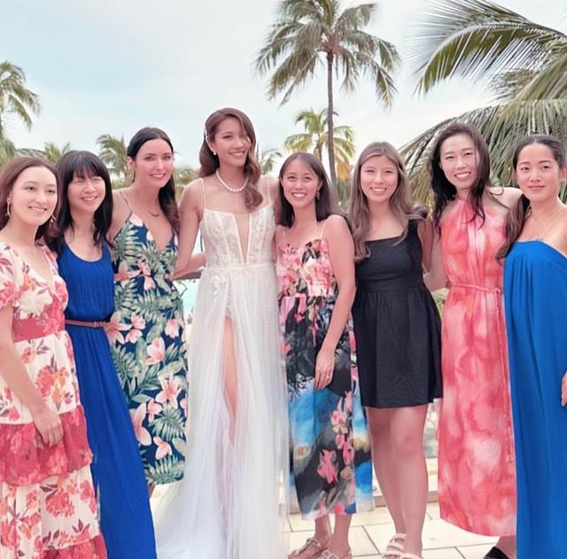 香港知名女星高调结婚,在海边办婚礼,穿吊带婚纱大秀丰满身材